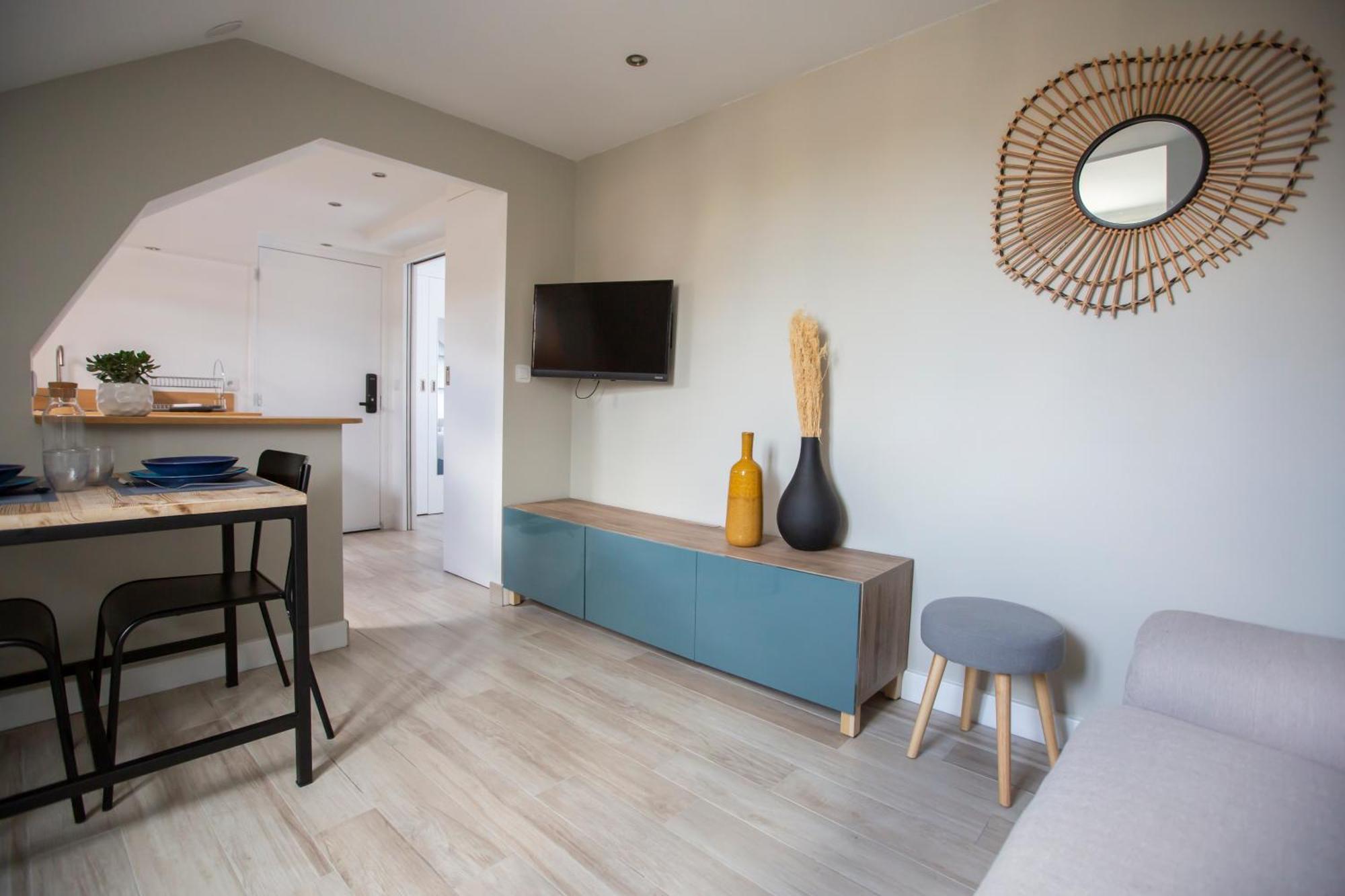 Modern Apartement In The City Center. Poissy Bagian luar foto